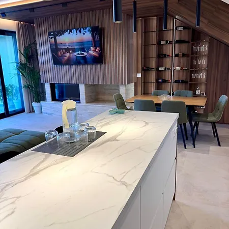 Pearl Pool Luxury *