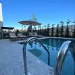Pearl Pool Luxury