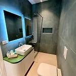 Pearl Pool Luxury *