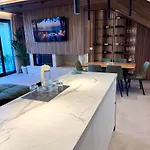 Pearl Pool Luxury *