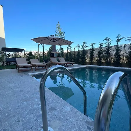 Pearl Pool Luxury