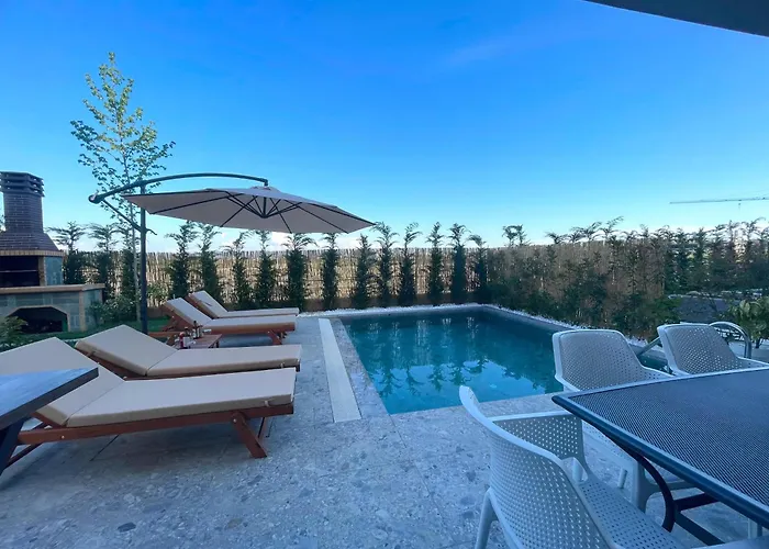 Pearl Pool Luxury Golem (Tirana)